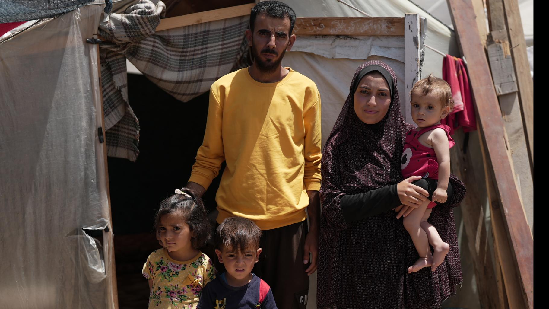 Eine Familie steht vor ihrem Zelt im Camp für Geflüchtete in Khan Yunis im Gazastreifen.