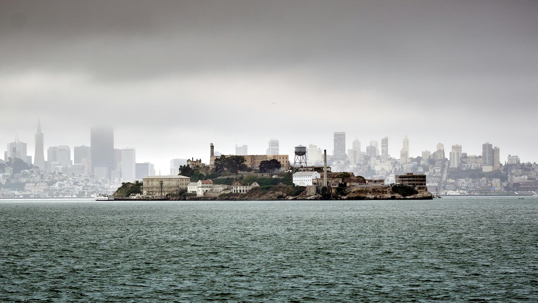 Insel Alcatraz vor der Skyline von San Francisco