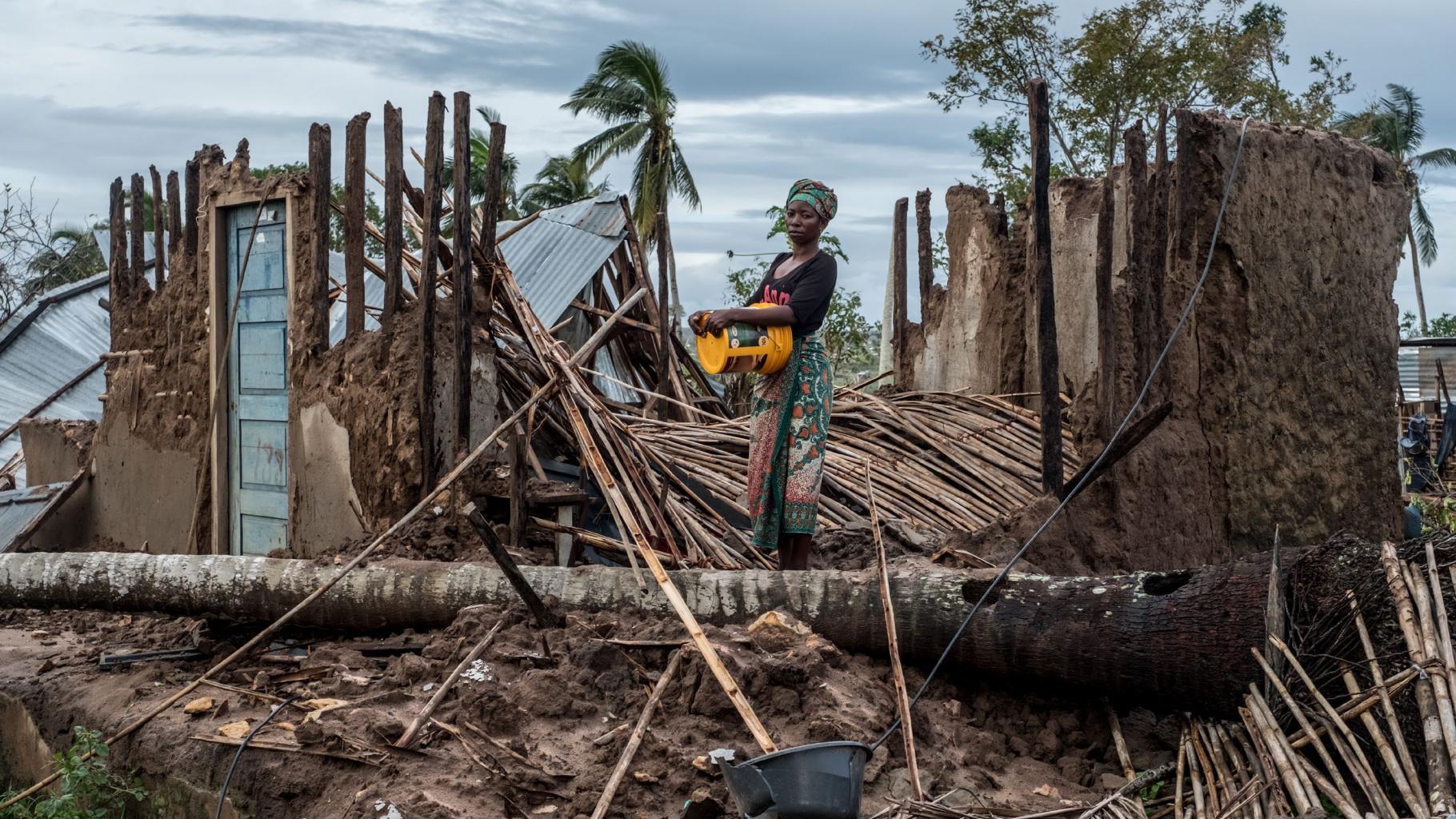 Masada Assani steht in den Trümmern ihres Hauses in Macomiain Mosambik, nachdem der Zyklon Kenneth das Land verwüstet hat.