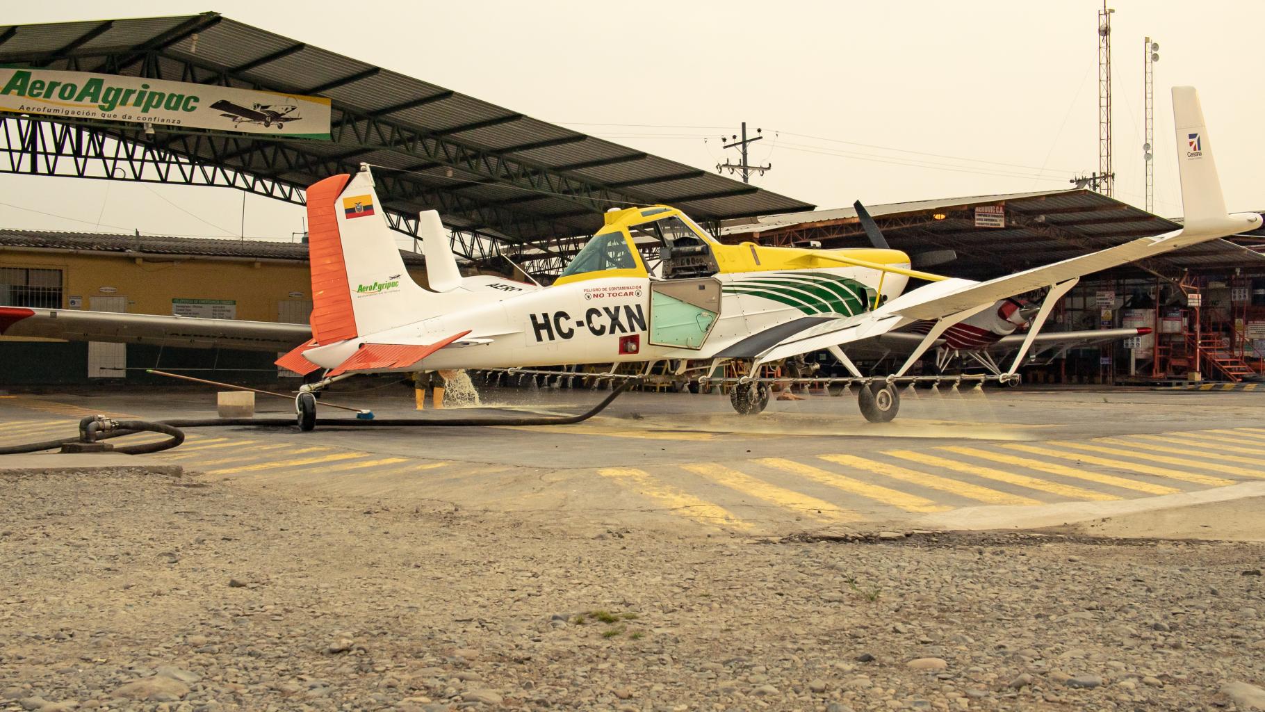 Ein Pestizid-Flugzeug steht auf einem Flugplatz in Ecuador