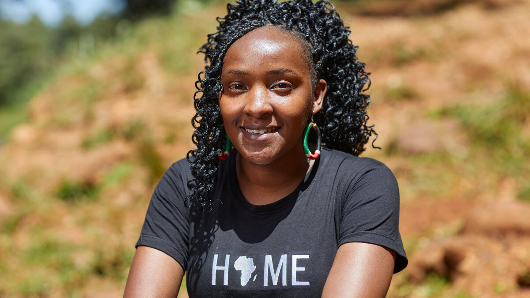 Elizabeth Wanjiru Wathuti lächelt in die Kamera. Sie gründete 2016 in Kenia die Green Generation Initiative, um mehr junge Menschen für den Klimaschutz und die Umweltgesundheit zu begeistern.