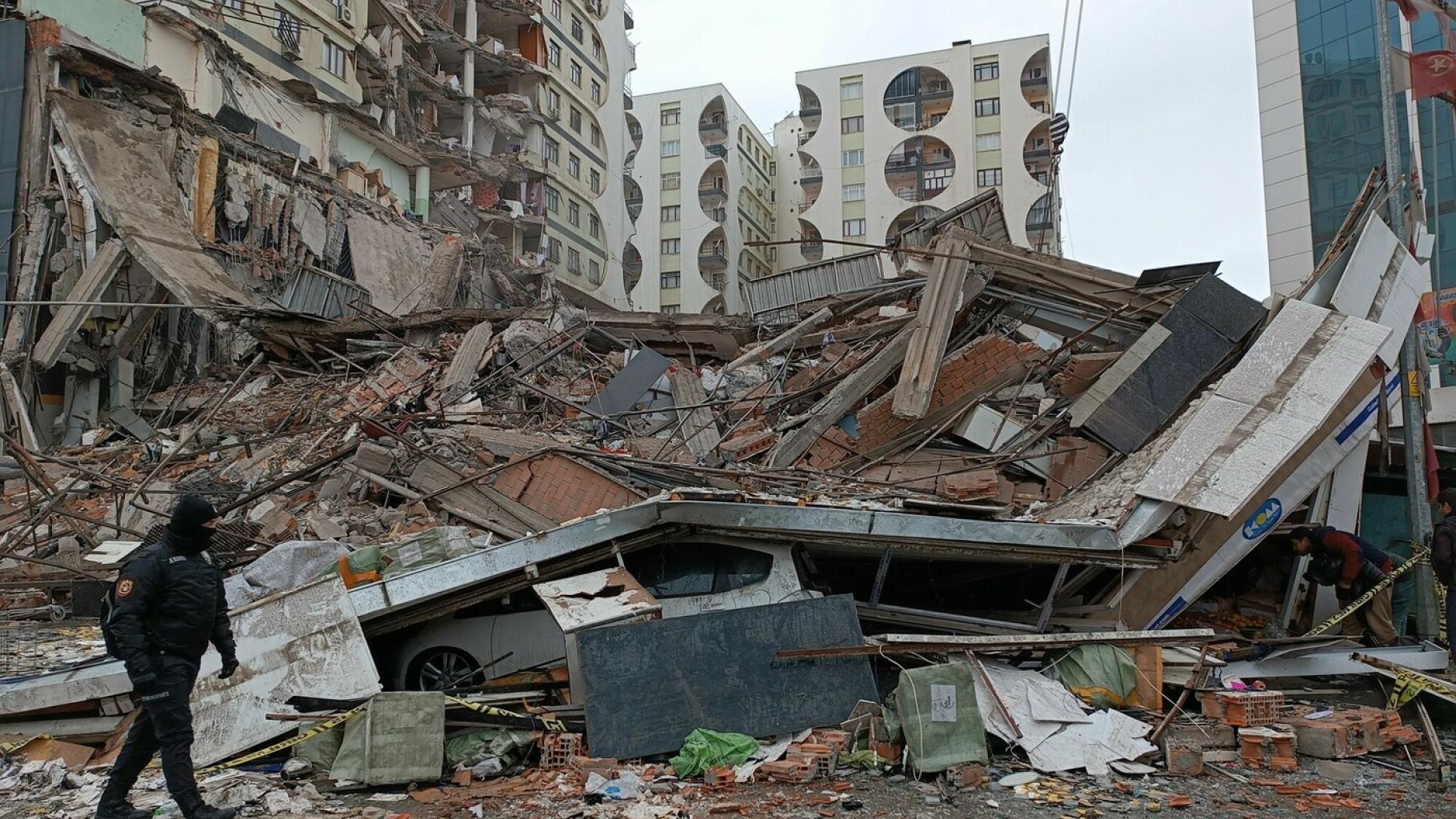 Trümmer eines Gebäudes nach dem Erdbeben in der Türkei und in Syrien.