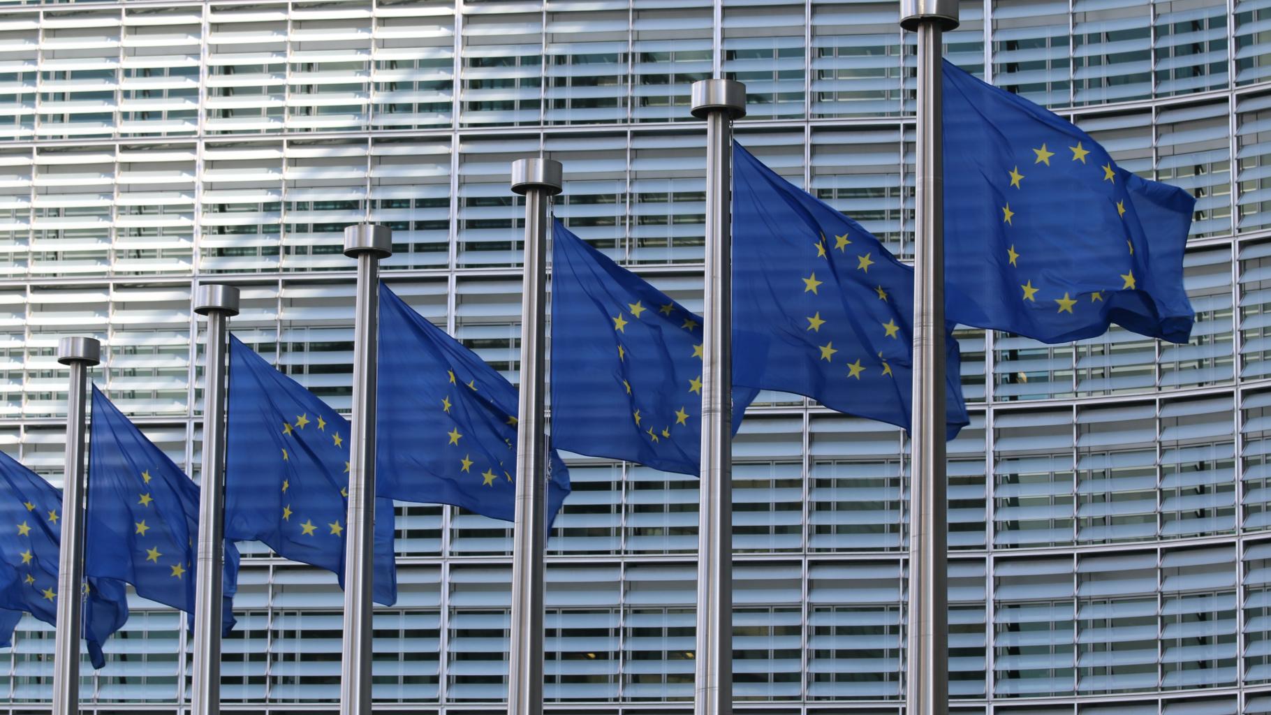 EU-Flaggen vor einem Gebäude der Europäischen Kommission