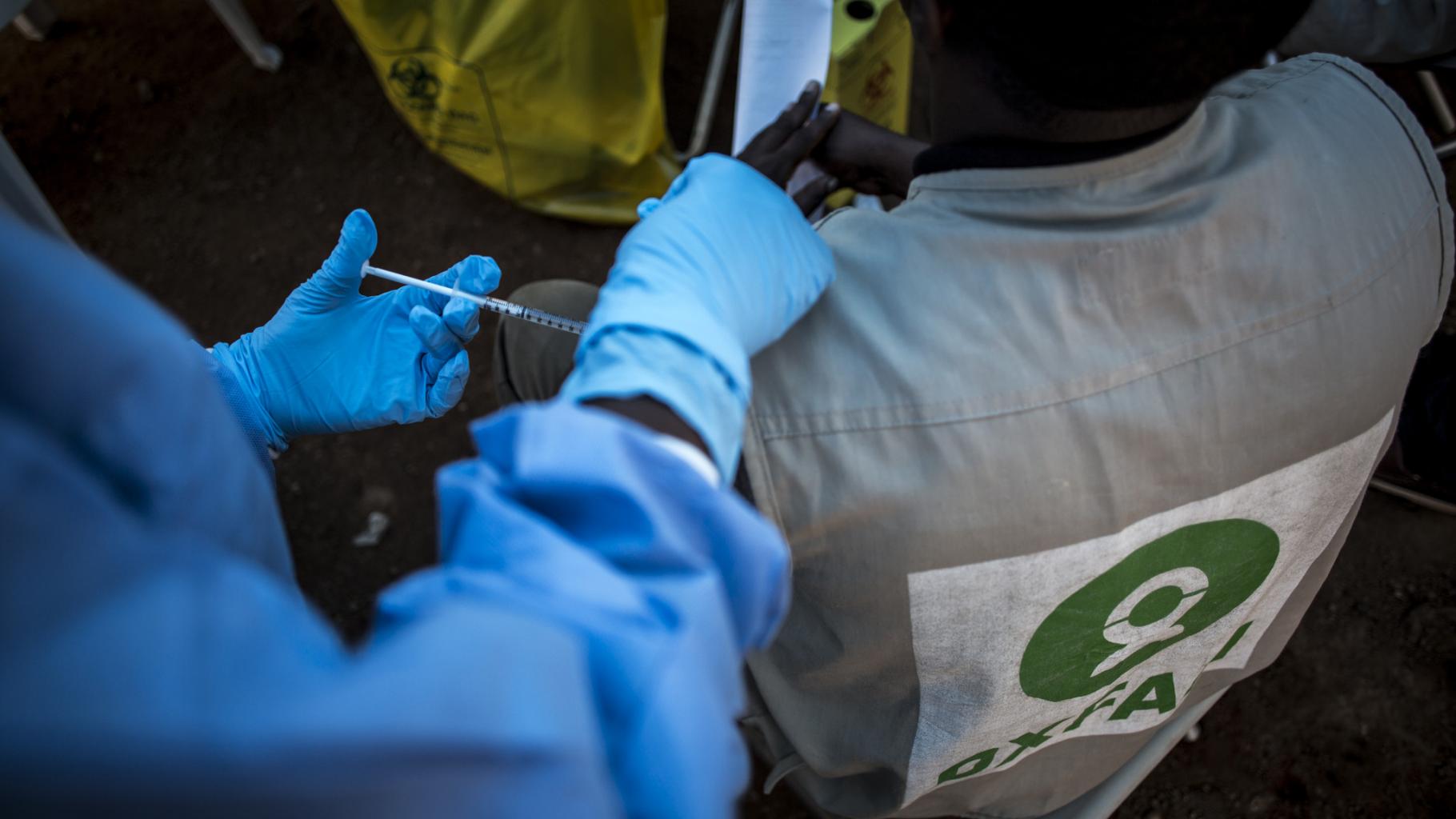 Ein Mediziner verabreicht einem Oxfam-Mitarbeiter in der Demokratischen Republik Kongo einen Ebola-Impfstoff
