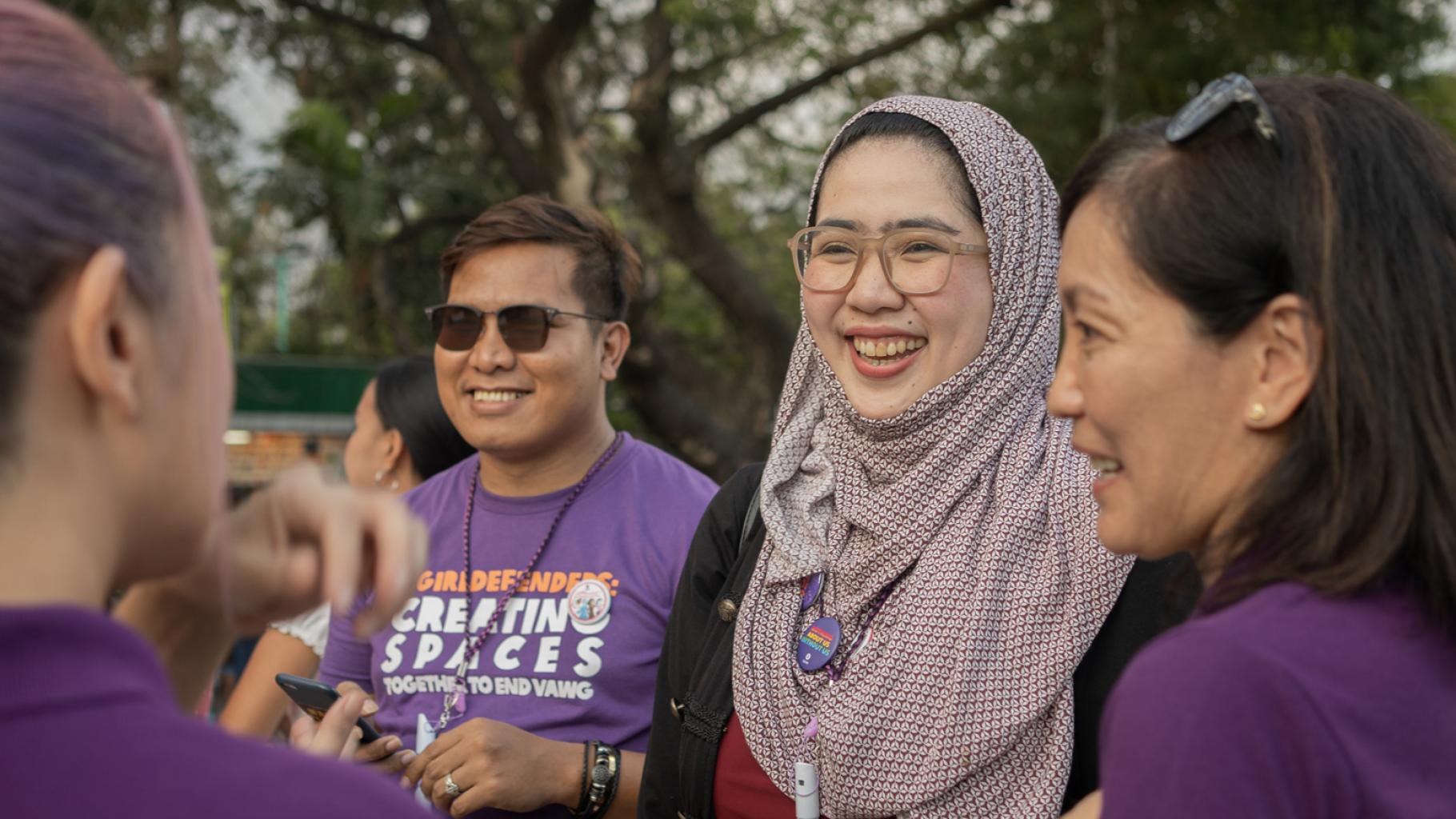 Maria Rosario Felizco, Executive Director von Oxfam auf den Philippinen (rechts), im Gespräch mit Mitarbeiter*innen von United Youth of the Philippines-Women und der Al Mujadillah Development Foundation bei einer Feier zum Internationalen Frauentag im Jahr 2020