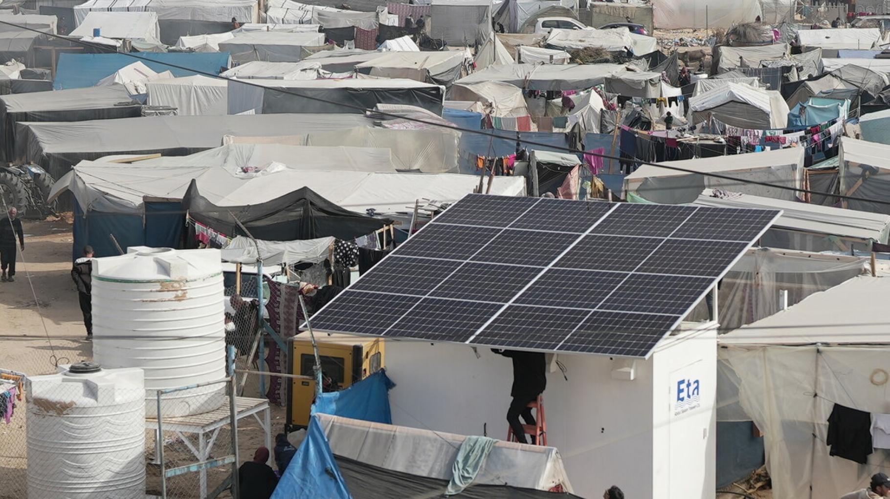 Entsalzungsanlage mit Solarpaneelen inmitten von Zelten im Gazastreifen