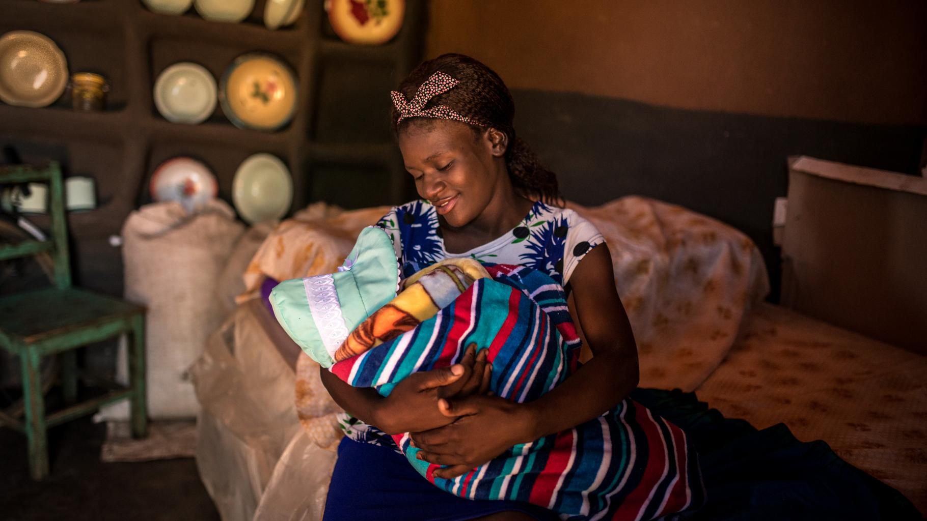 Viola aus Simbabwe mit ihrem Neugeborenen.