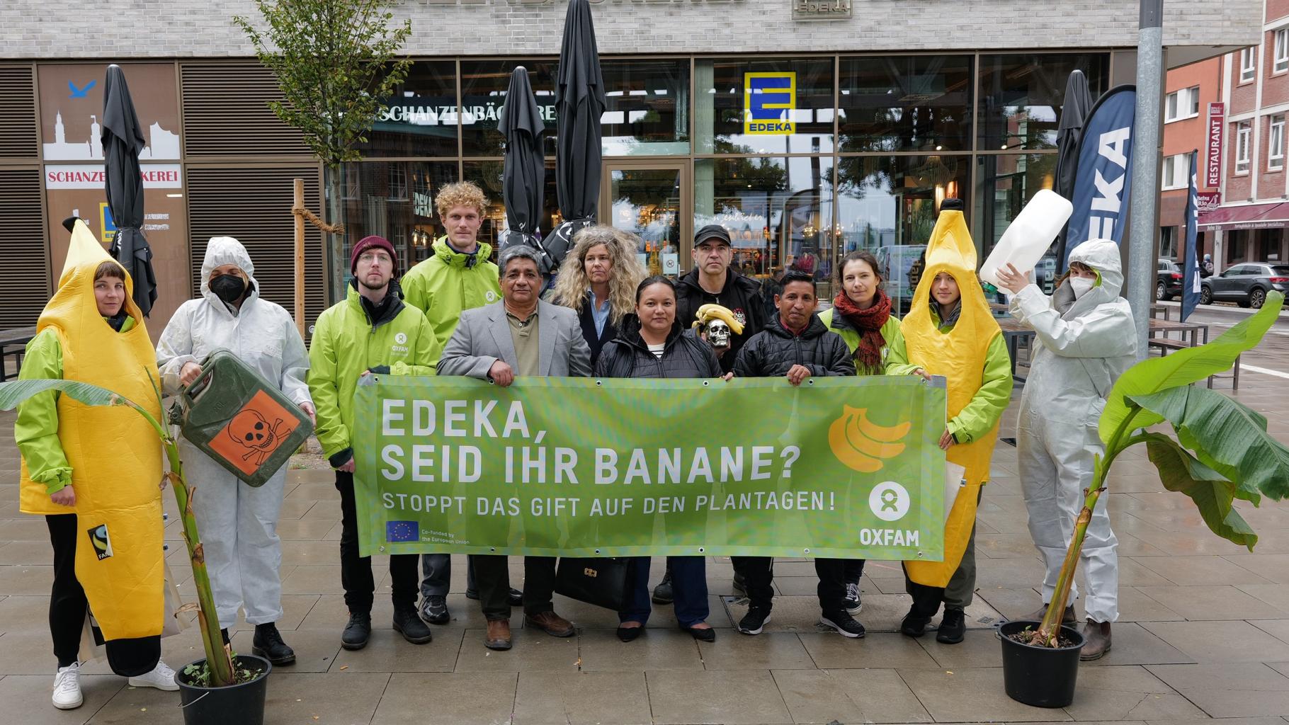 Protestaktion einer Delegation der Gewerkschaft ASTAC, Oxfam-Botschafter Ole Plogstedt und Aktivist*innen gegen den Pestizideinsatz im Bananenanbau.