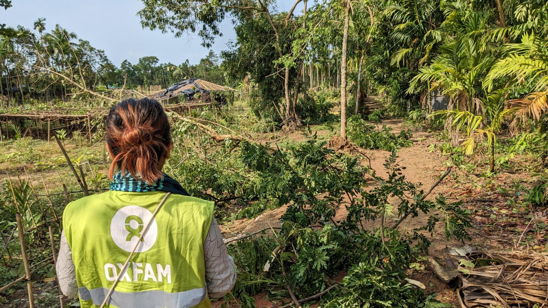Oxfams Nothilfeteam vor Ort ermittelt nach dem zerstörerischen Wirbelsturm Mocha in Teknaf den Bedarf und unterstützt die Betroffenen