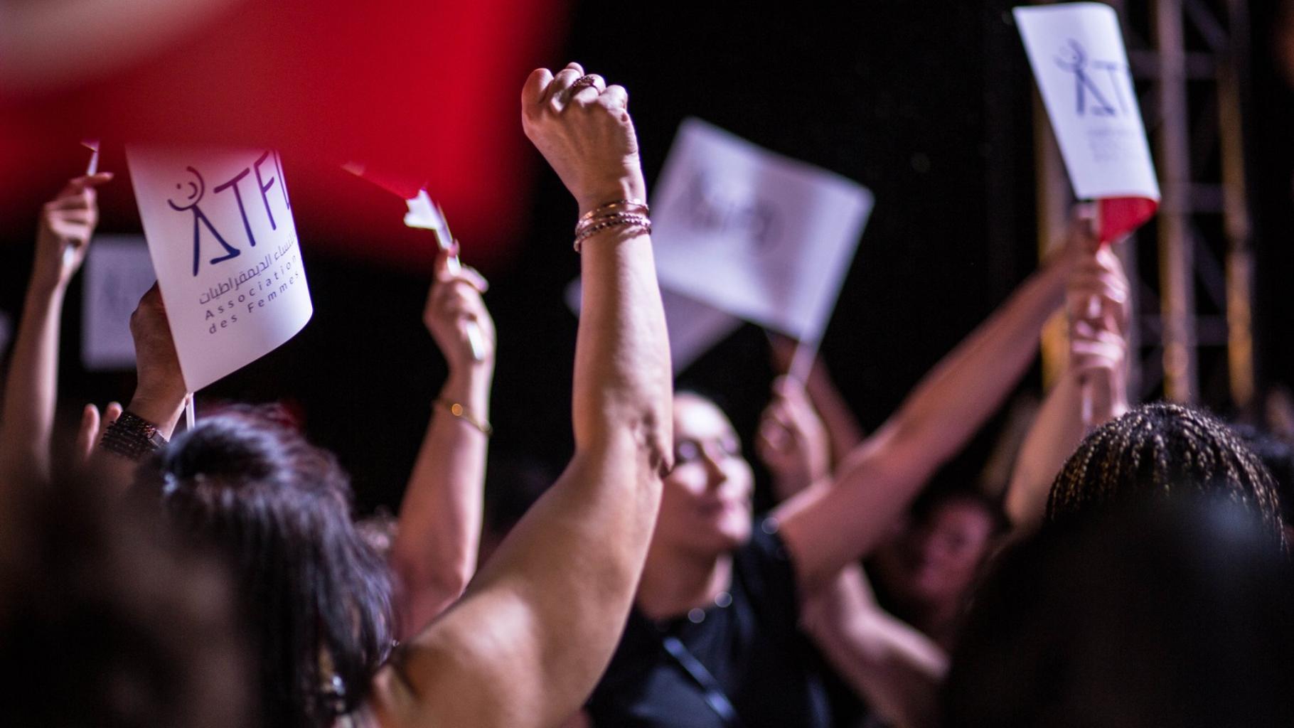 Frauen halten Plakate mit dem ATFD-Logo in die Luft