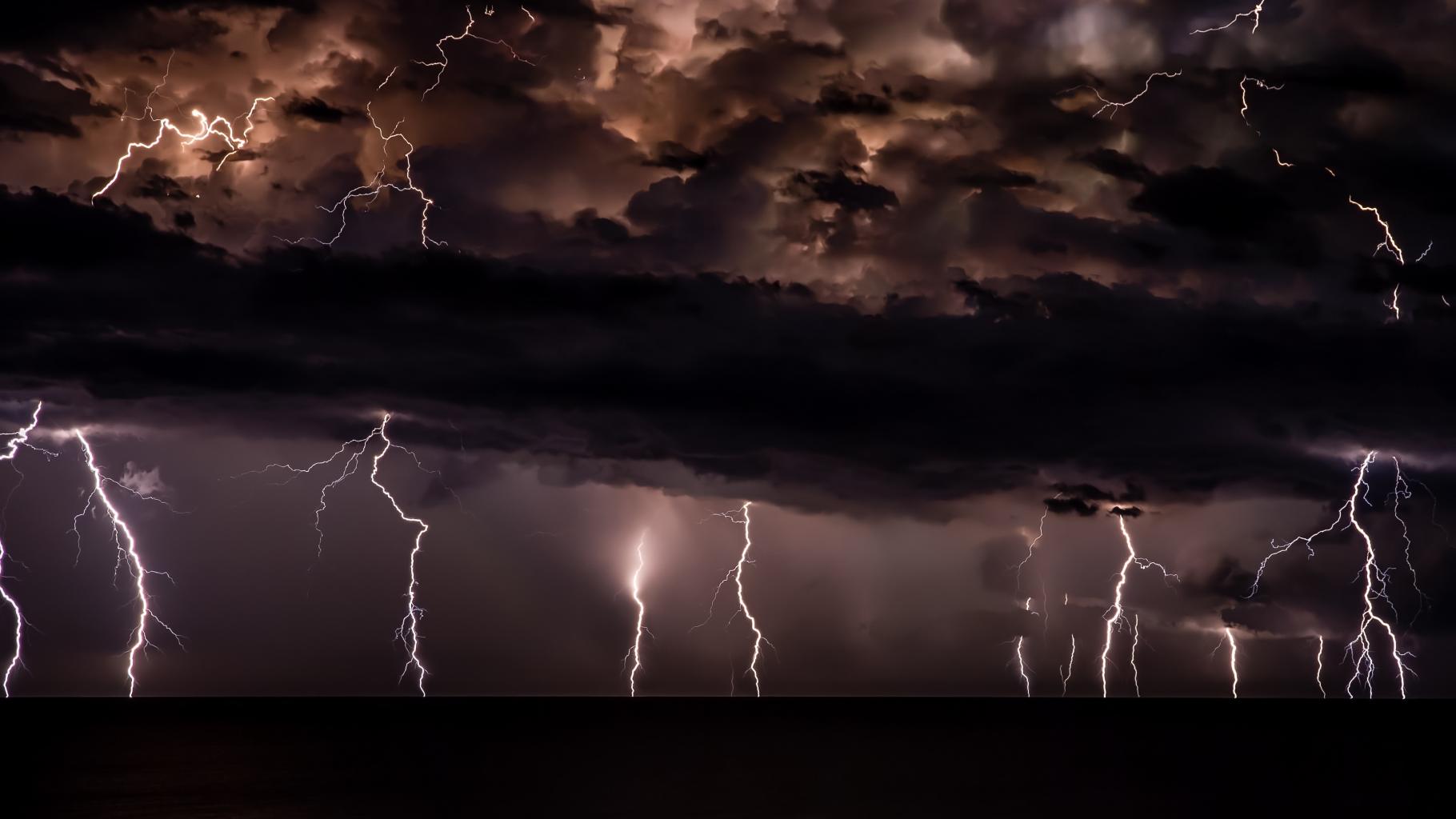 Weltuntergangsstimmung: Ein Unwetter mit vielen Blitzen