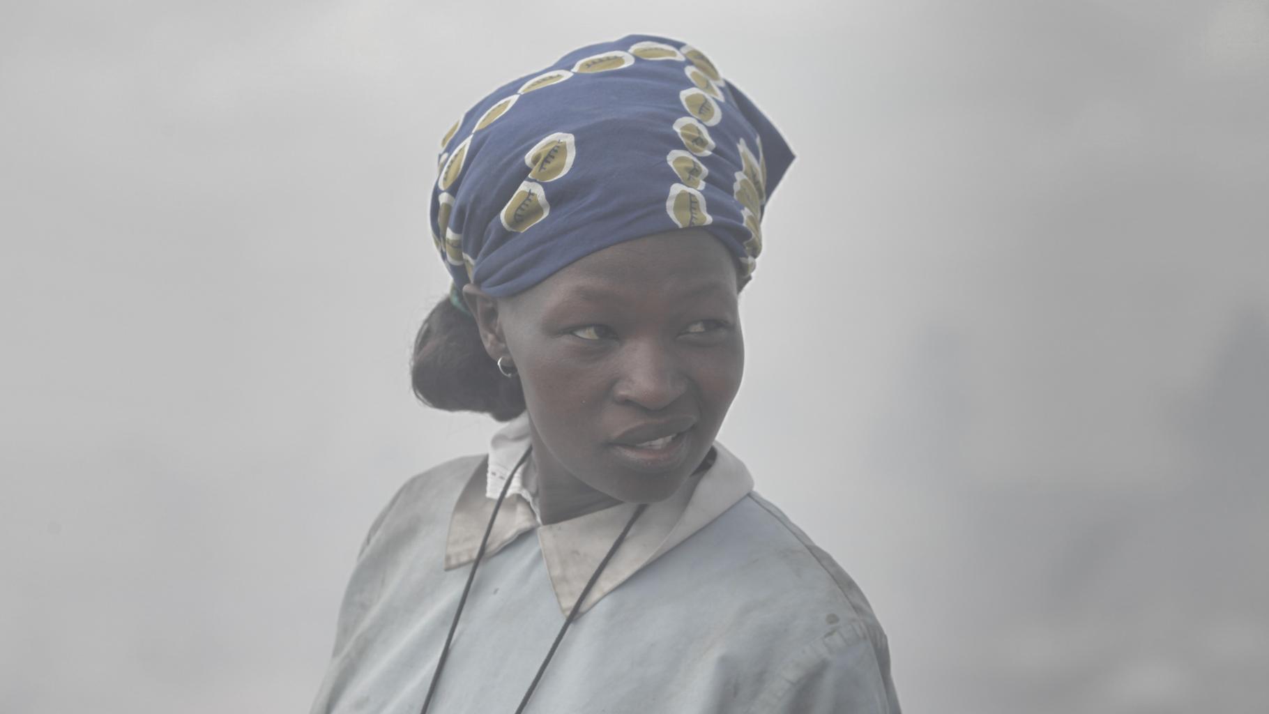 Eine Frau in dichtem Nebel