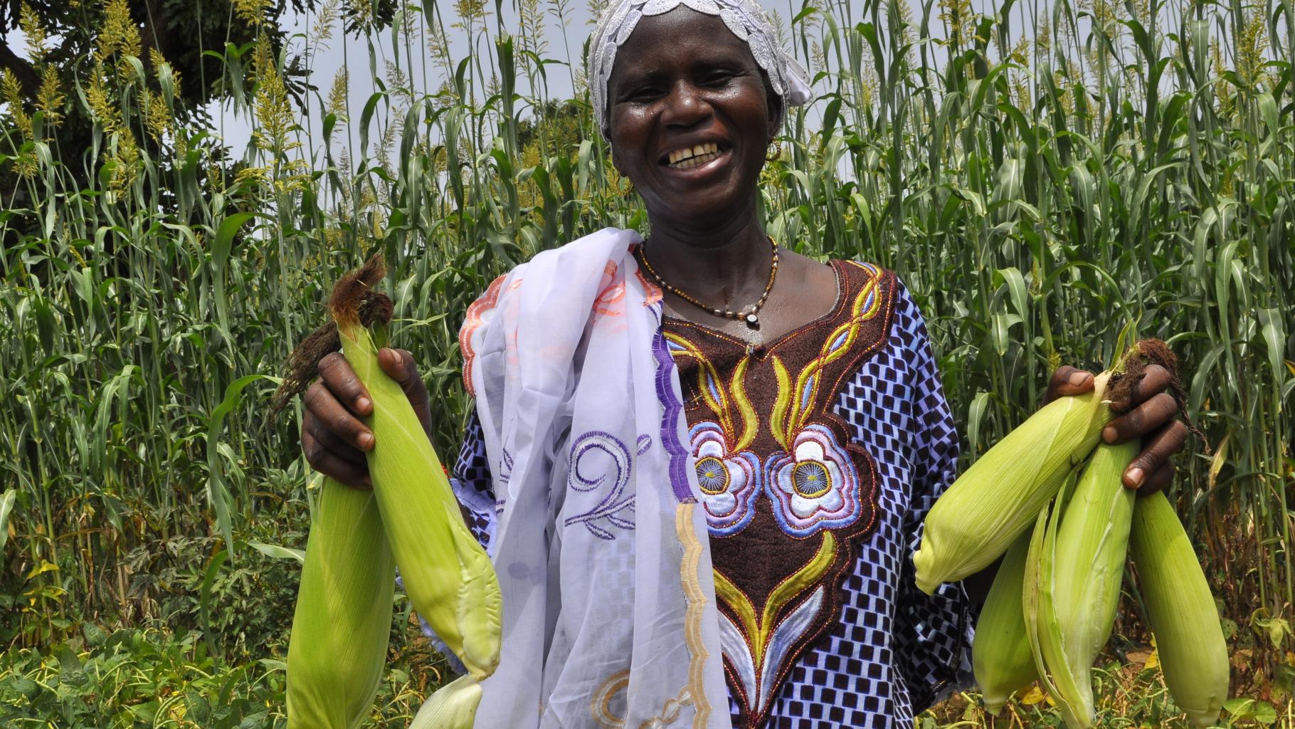 Kleinbäuerin Lizèta Ouedraogo hält Maiskolben in der Hand
