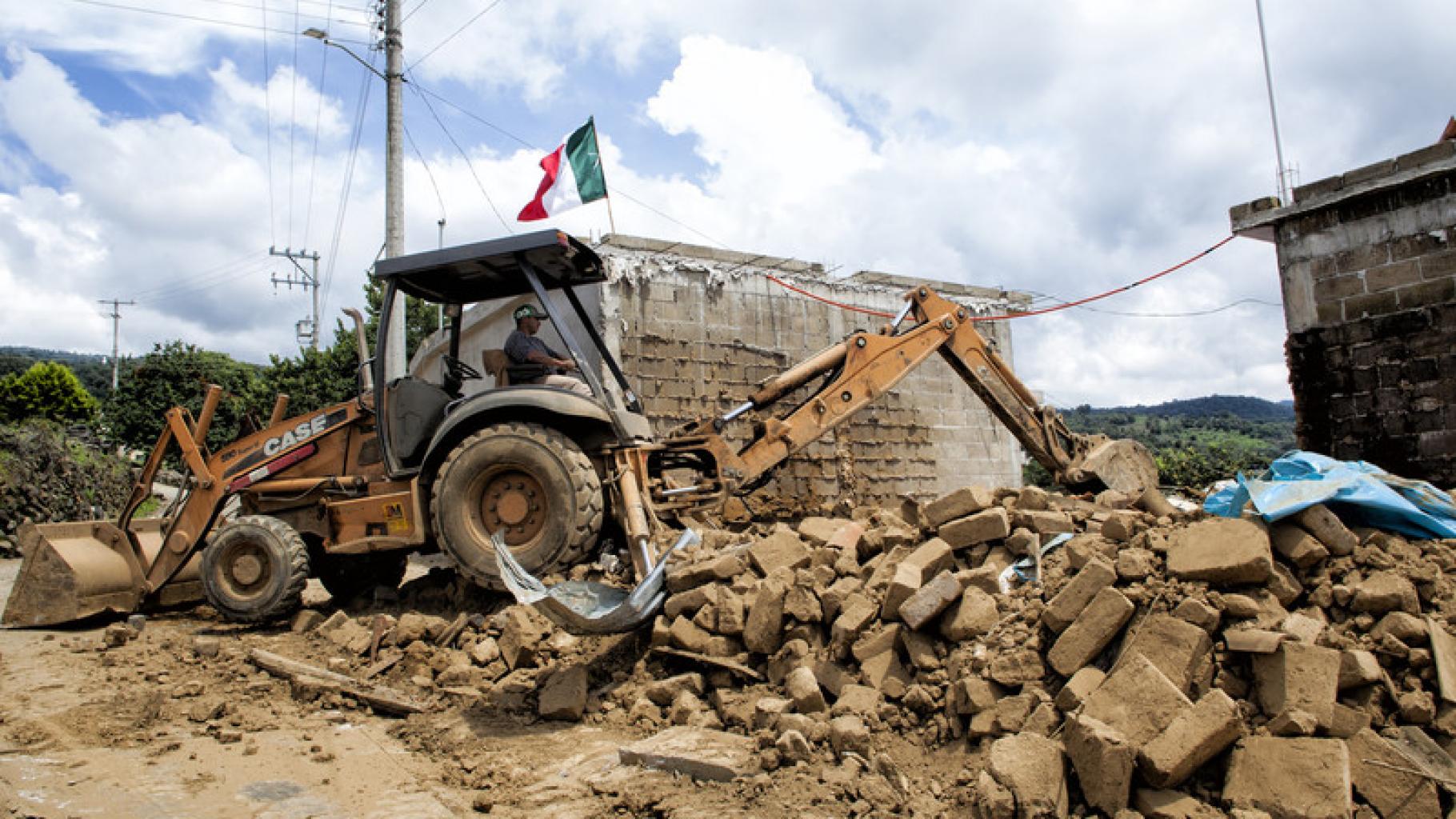 Bagger bei Aufräumarbeiten nach dem schweren Erdbeben in Mexiko.