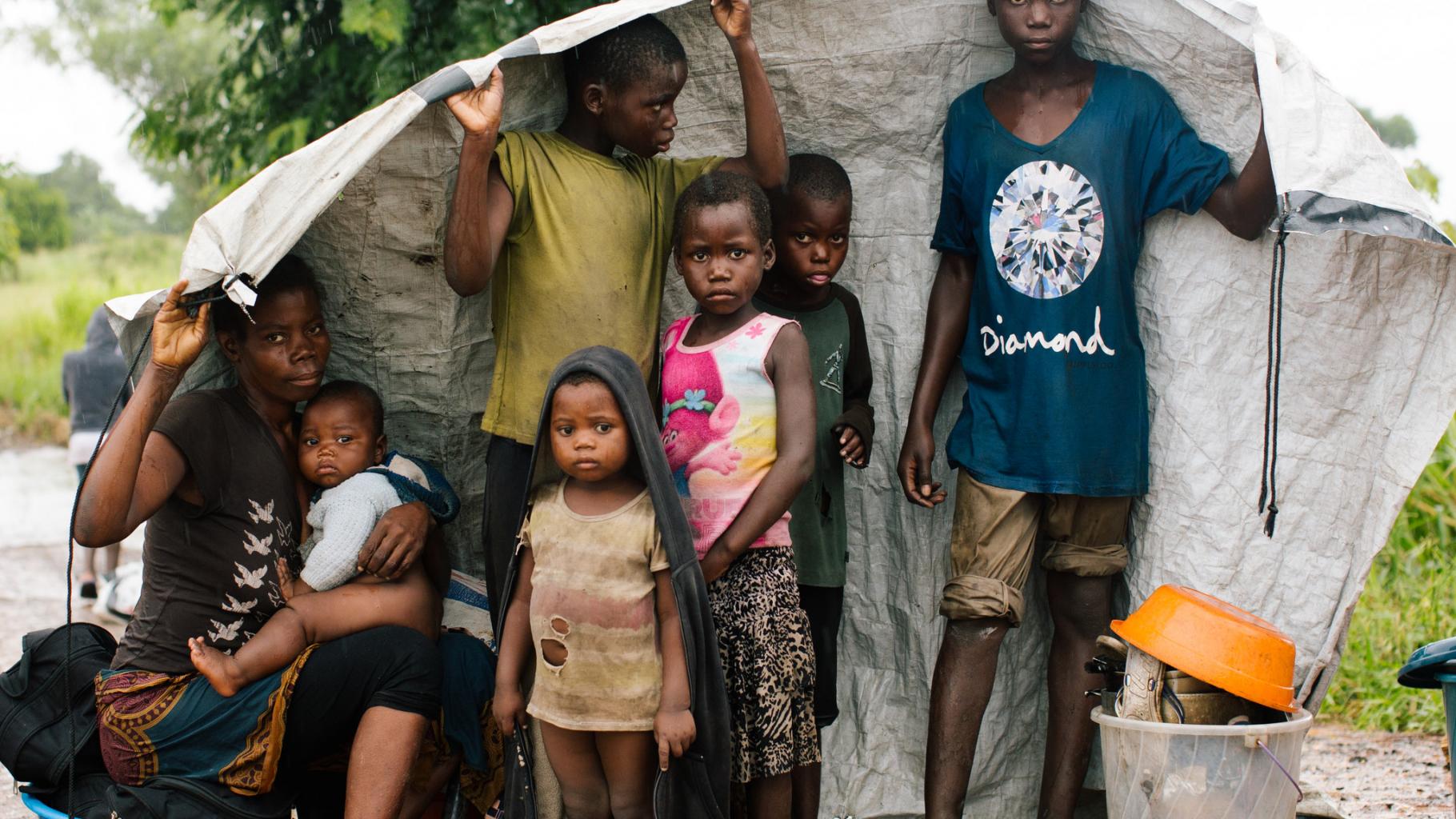 Eine Familie in Mosambik muss vor den Fluten fliehen.
