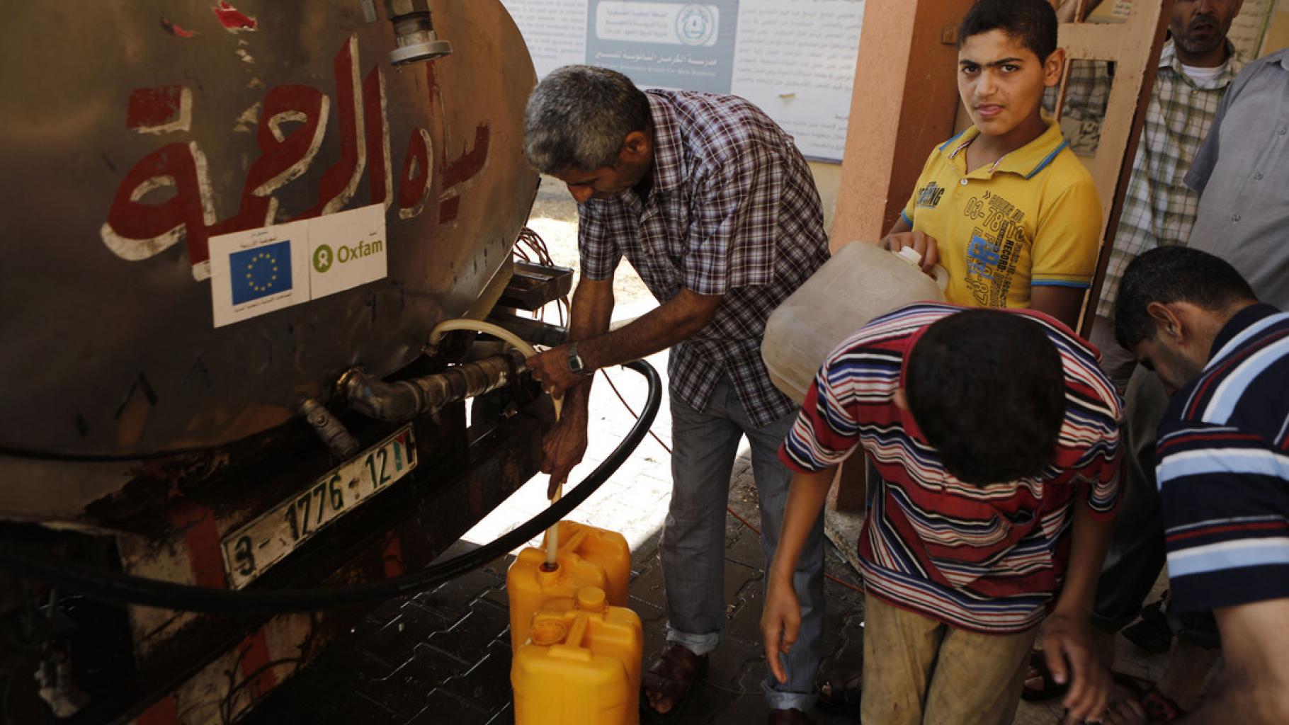 Oxfam versorgt die Zivilbevölkerung in Gaza mit Trinkwasser.