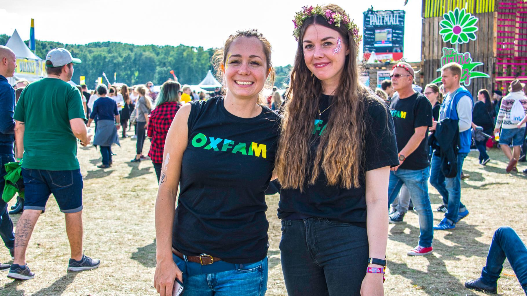 Das Oxfam on tour-Team Caro und Franziska beim Lollapalooza-Festival.