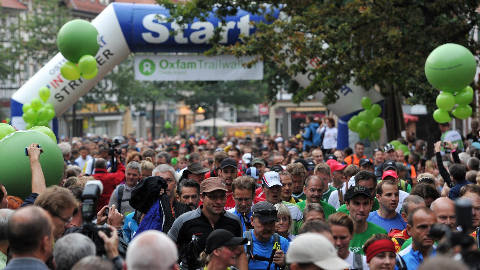 140 Teams starten am Kornmarkt in Osterode am Harz beim 3. Oxfam Trailwalker.