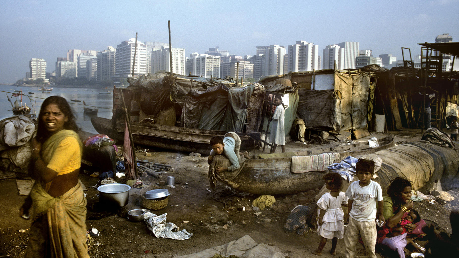 Bombay: In unmittelbarer Nachbarschaft der Hochhäusern des Geschäftsviertels Nariman Point leben Fischerfamilien in Baracken 