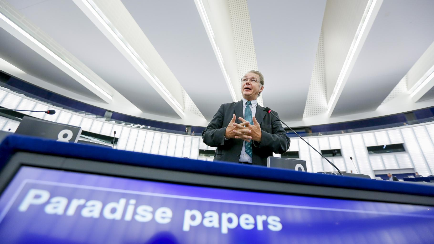 Ein Parlamentarier spricht; im Vordergrund ein Bildschirm, der die Worte „Paradise papers“ anzeigt