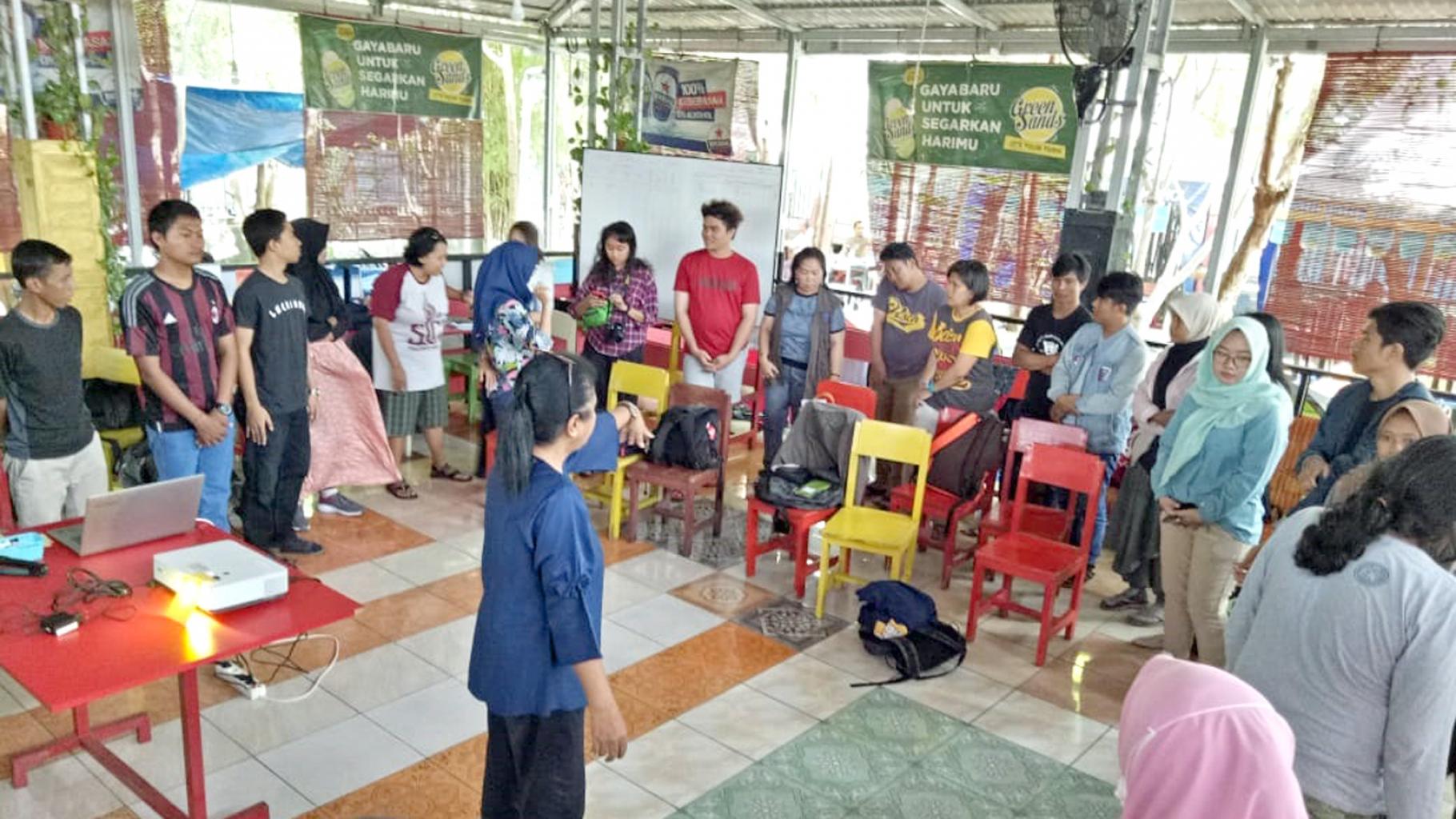 Cahyanti B Ratri bei der Durchführung eines Safeguarding-Trainings in Indonesien
