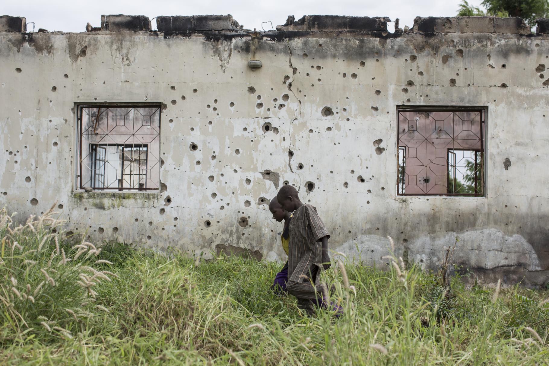 Schusslöcher markieren die Mauer einer zerstörten Schule in Banki in der Taschadee-Region in Nordost-Nigeria