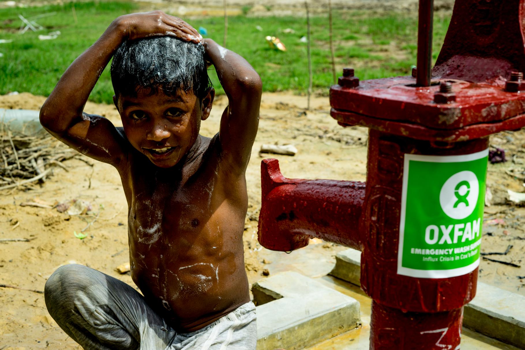 Der Junge Mohammad in Bangladesch wäscht sich an einer Wasserpumpe