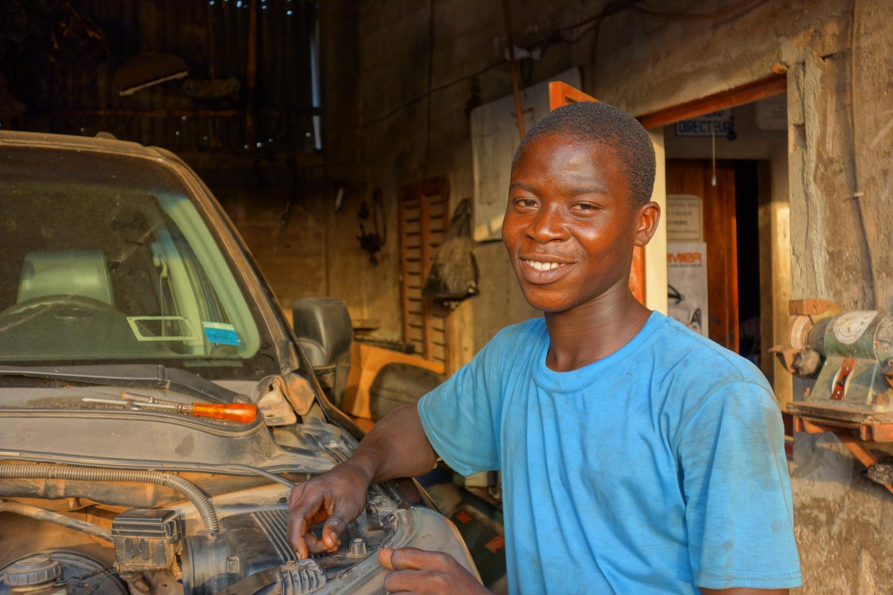 Michael aus Benin in der Autowerkstatt, in der er ausgebildet wird