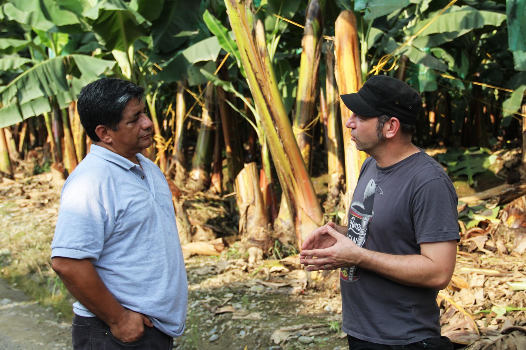 Ole Plogstedt unterhält sich mit Jorge Acosta vor Bananenstauden