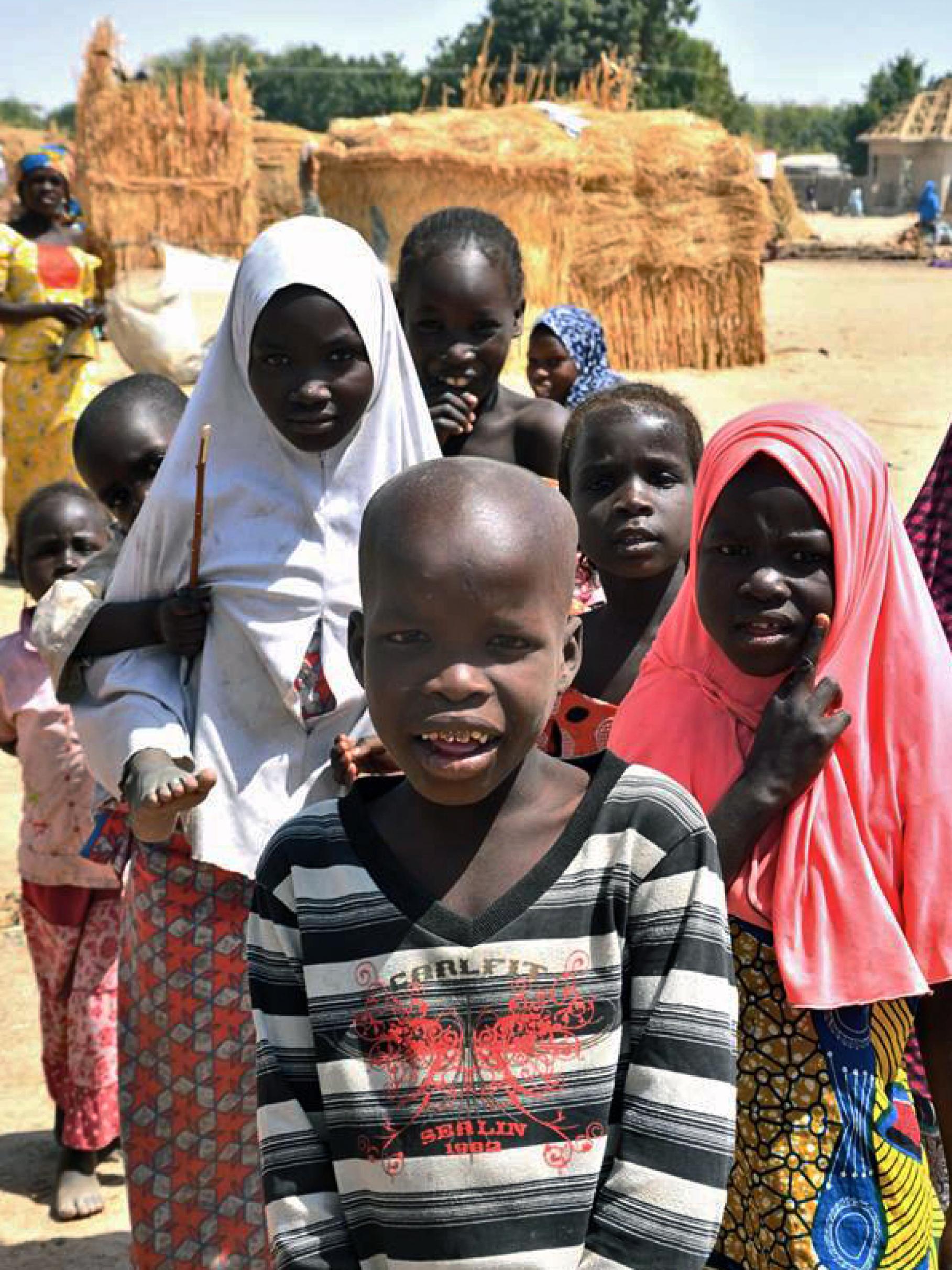 Kinder, die in einem Camp für Binnenflüchtlinge in Maiduguri im Bundesstaat Borno, Nigeria, leben.