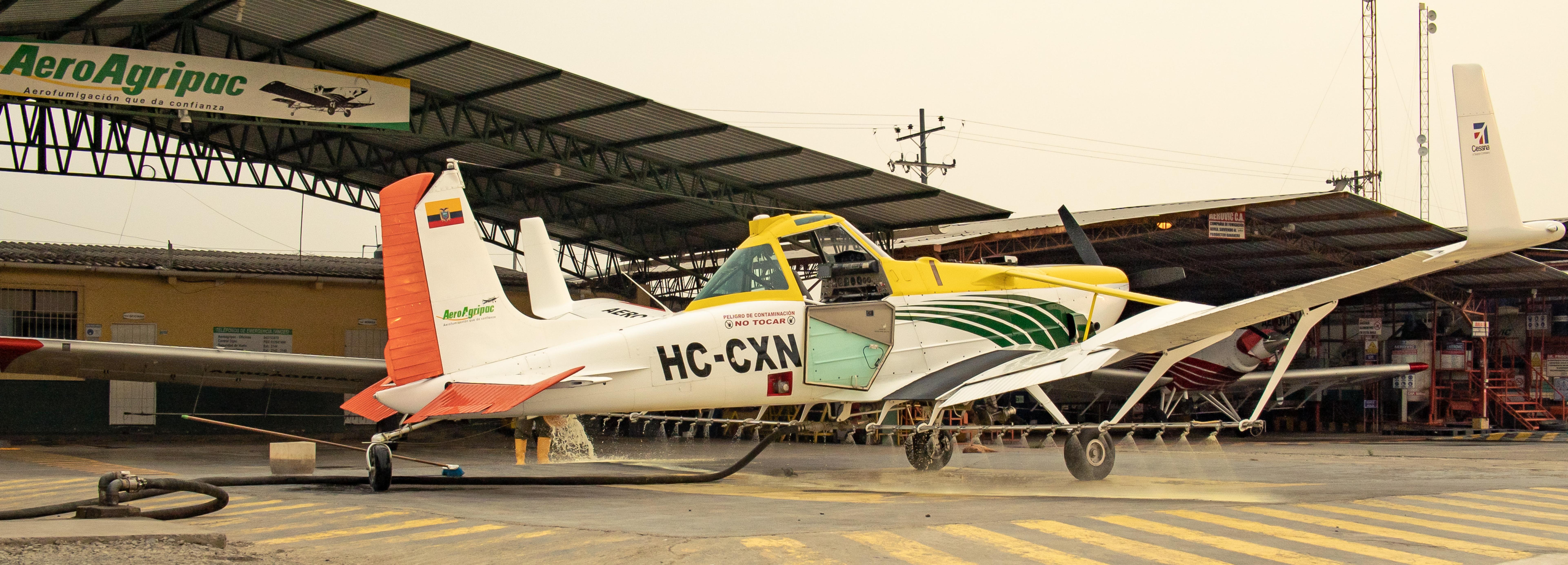 Ein Pestizid-Flugzeug steht auf einem Flugplatz in Ecuador