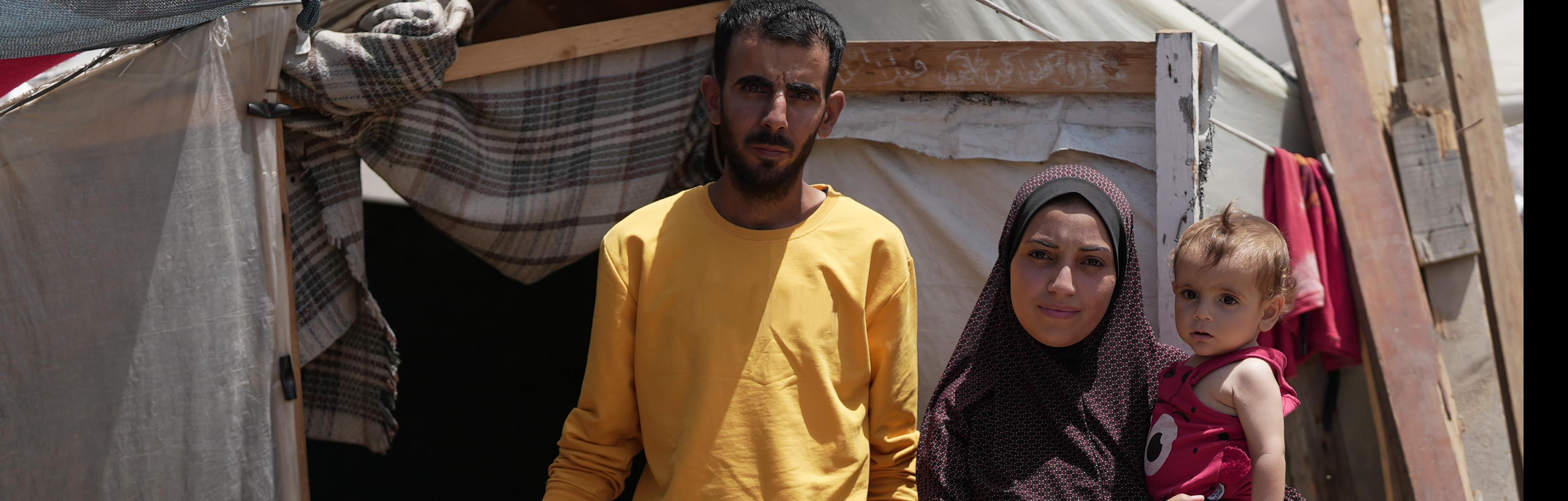 Eine Familie steht vor ihrem Zelt im Camp für Geflüchtete in Khan Yunis im Gazastreifen.