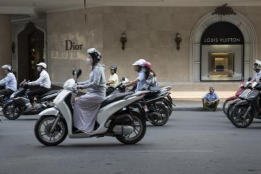 Bettelnder Mann vor einem Luxus-Designer-Geschäft