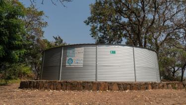 Oxfam Wassertank aus Blech im Geflüchtetencamp Jewi in Gambella, Äthiopien