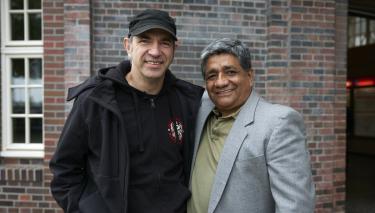 Oxfam-Botschafter Ole Plogstedt und Jorge Acosta bei einer Protestaktion einer Delegation der Gewerkschaft ASTAC gegen den Pestizideinsatz im Bananenanbau. Oxfam-Botschafter Ole Plogstedt und Jorge Acosta bei einer Protestaktion einer Delegation der Gewerkschaft ASTAC gegen den Pestizideinsatz im Bananenanbau.