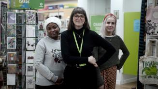 Ehrenamtliche in einem Oxfam Shop