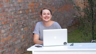 Eine Online-Spendenaktion zu Ihrem Geburtstag oder einem anderen Anlass zu erstellen, ist auf unserer Website ganz einfach. Perfekt für alle, die sich eine Spende statt Geschenken wünschen. Eine lächelnde Frau sitzt im Garten auf einer Bank. Vor ihr auf dem Tisch steht ein Laptop.
