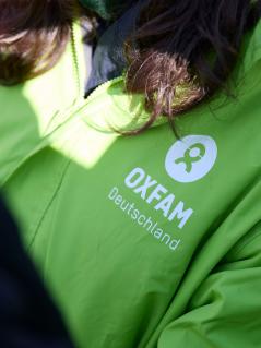 Oxfam-Logo auf grüner Jacke
