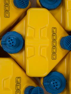 In der humanitären Hilfe unersetzlich: LifeSaver-Cubes. Markante Optik: LifeSaver-Cubes sind an ihrer gelben Farbe mit den blauen Öffnungskappen leicht zu erkennen.