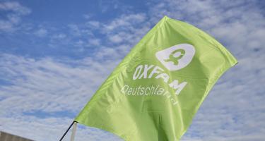 Grüne Oxfam-Fahne